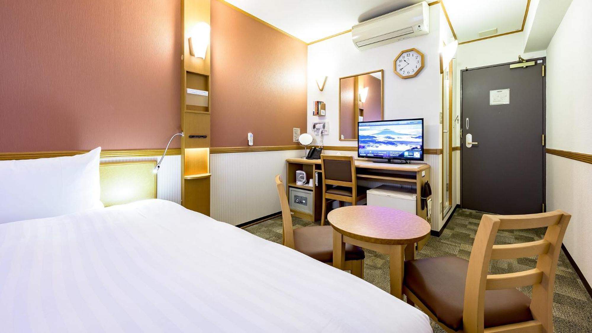 Toyoko Inn Takasaki Eki Nishi Guchi No 2 Room photo